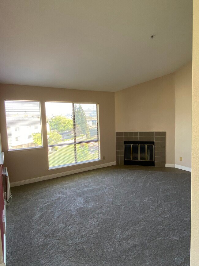 Building Photo - 39078 Guardino Dr