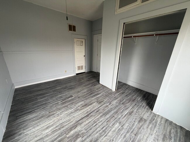 Building Photo - 210 Eleventh-E