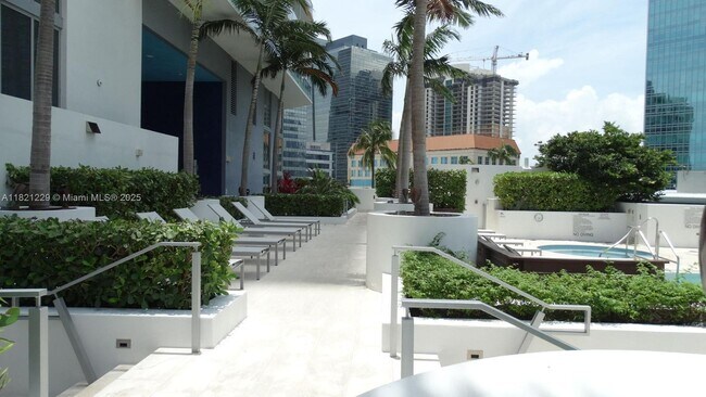 Building Photo - 1300 Brickell Bay Dr
