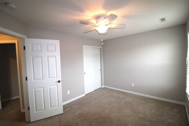 Building Photo - 221 Pecan Bluffs Dr