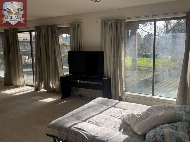 Building Photo - Amazing Furnished 4 bedroom home