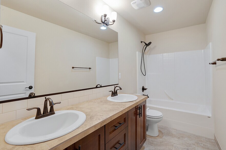 Building Photo - 28616 Greenway Dr
