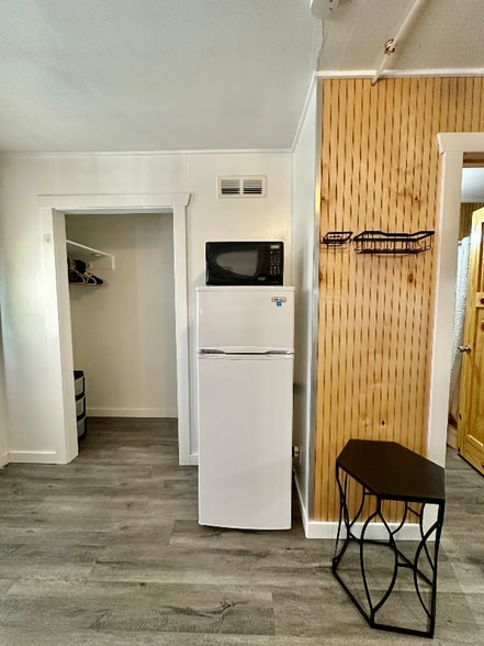 Building Photo - 210 E North St