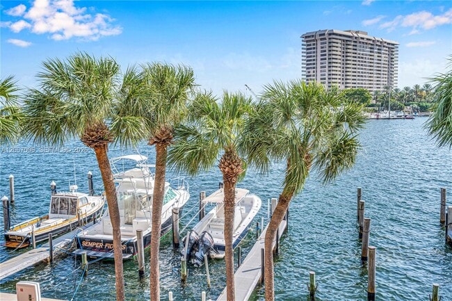 Building Photo - 1700 S Bayshore Ln