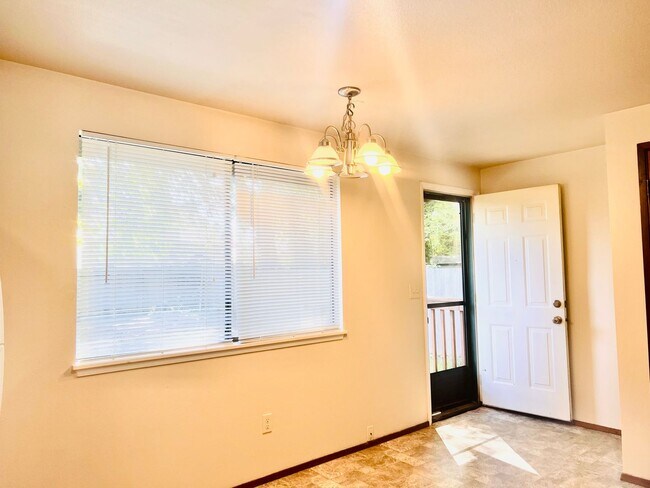 Building Photo - Eastside Olympia/ Must See! Available Now-2bd 1bath