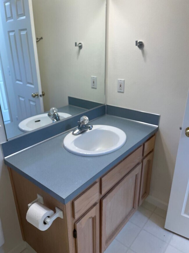 Building Photo - Single Level Holmes Harbor Charmer!