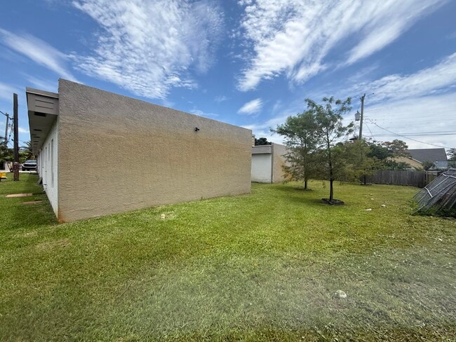 Building Photo - 965 Silver Beach Rd