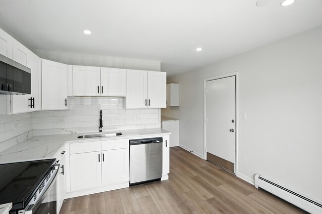 Building Photo - 8310 Woodland Dr