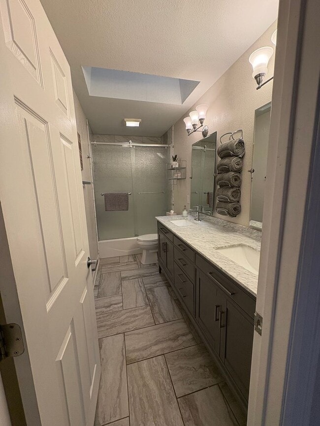 Building Photo - Gorgeous Furnished Country Club Rental
