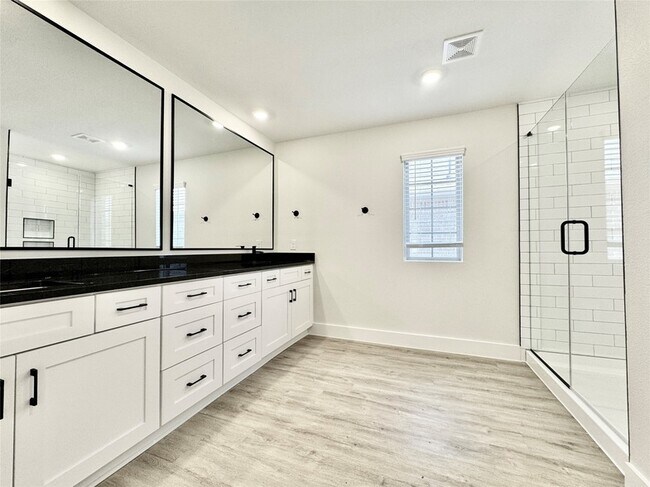 Building Photo - 8736 Kington