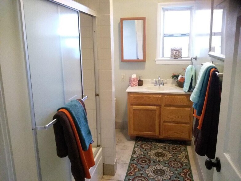 bathroom - 5222 W Olympic Blvd