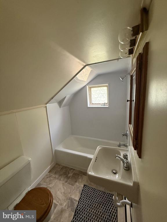 Building Photo - 86 Linvale Rd