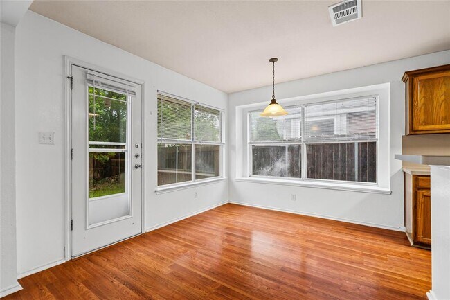 Building Photo - 716 Meadow View Dr