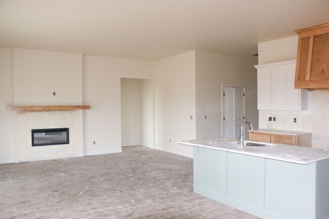 Building Photo - Brand New Home in Shawnee!