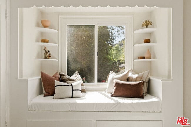 Building Photo - 1518 N Beverly Dr