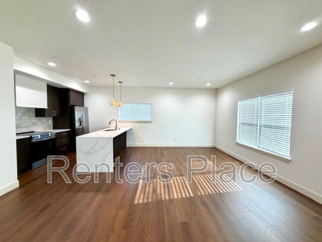 Building Photo - 1140 S Quincy Ave