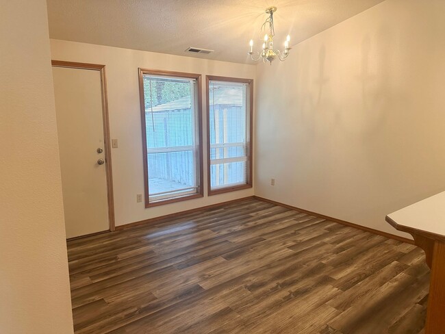 Building Photo - 3 Bedroom 2 Bath McMinnville OR