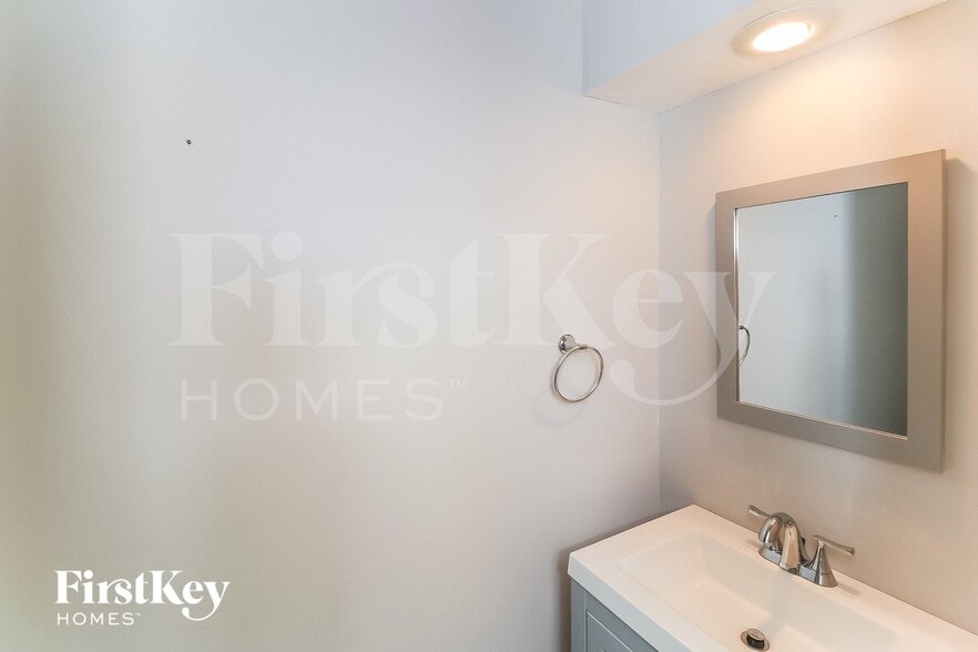 Building Photo - 5829 Millers Pond Ln