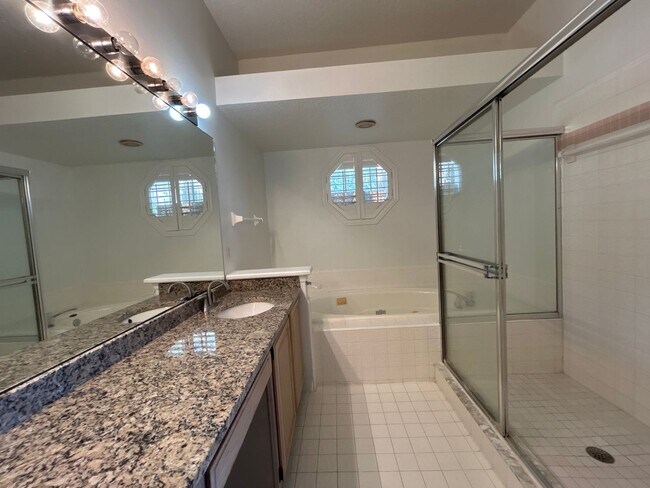 Building Photo - Beautiful Home with Water View in Eastwood!