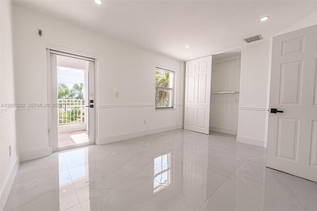 Building Photo - 15699 SW 54th Ct