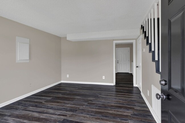 Building Photo - AVAILABLE NOW. 2 BD 1 1/2 BATH. CLOSE TO E...