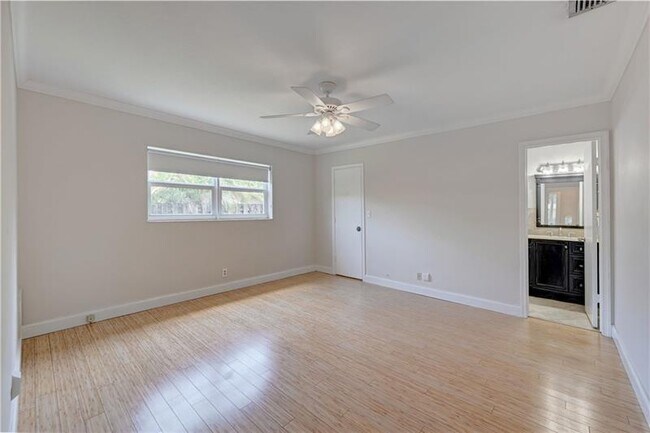 Building Photo - 110 Seminole Ln