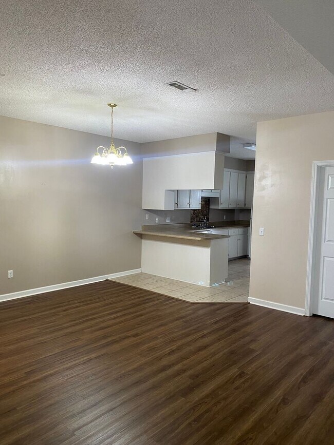 Building Photo - 115 Woodmere Dr