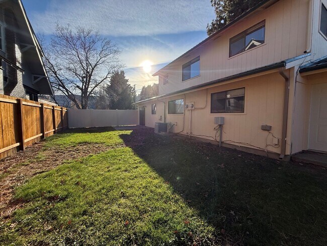 Building Photo - 925 Gellatly St