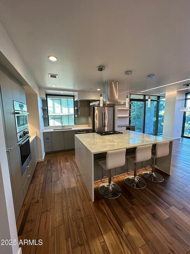 Primary Photo - 200 W Portland St