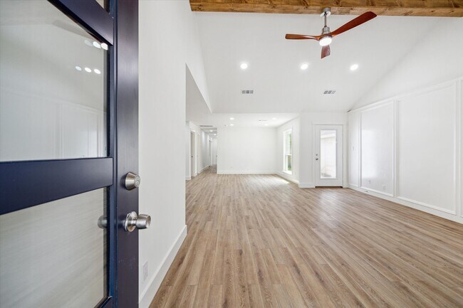 Building Photo - 9319 Carousel Ln