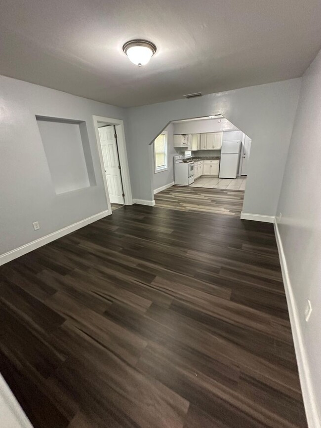 Building Photo - Fully Renovated 3/1 Single Family Ready to...