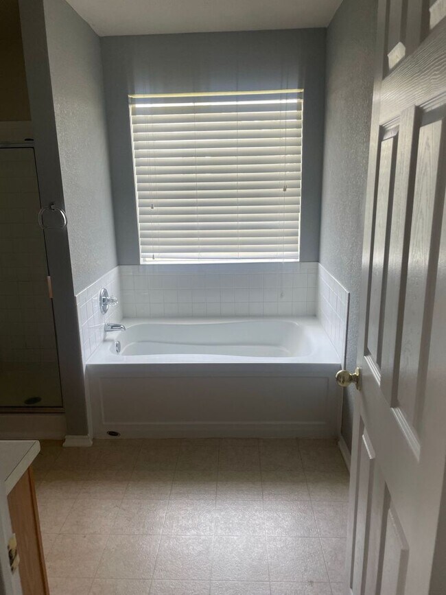 Building Photo - 4 bedroom 2 bathroom house! HOUSING ACCEPTED!