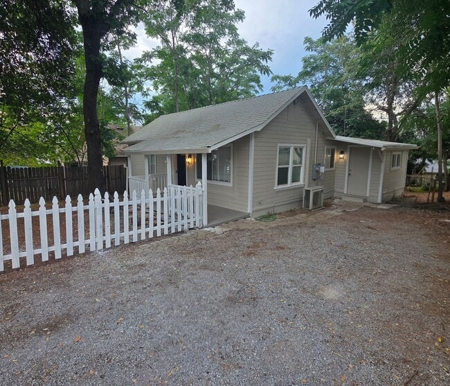 Building Photo - FULLY REMODELED 2 BED 1 BATH HOUSE IN SHASTA LAKE CITY