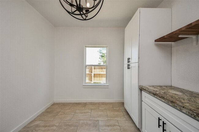 Building Photo - 450 Rd 5512