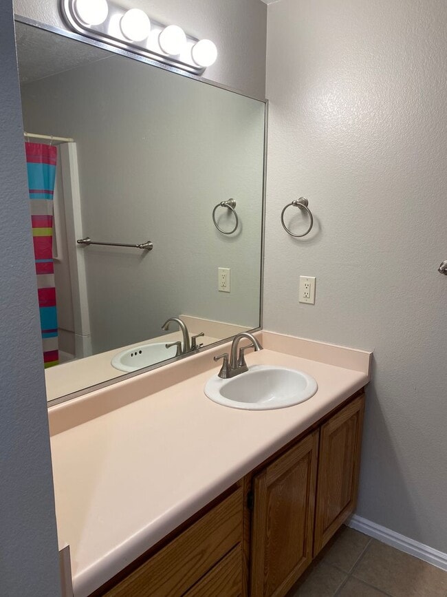 Building Photo - WONDERFUL 1 BEDROOM BASEMENT APARTMENT!!