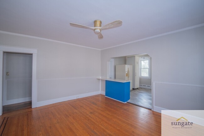 Building Photo - 3043 Pinewood Ave