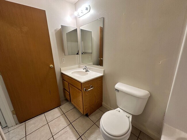 Building Photo - 2 bedroom, 2 bath apartment