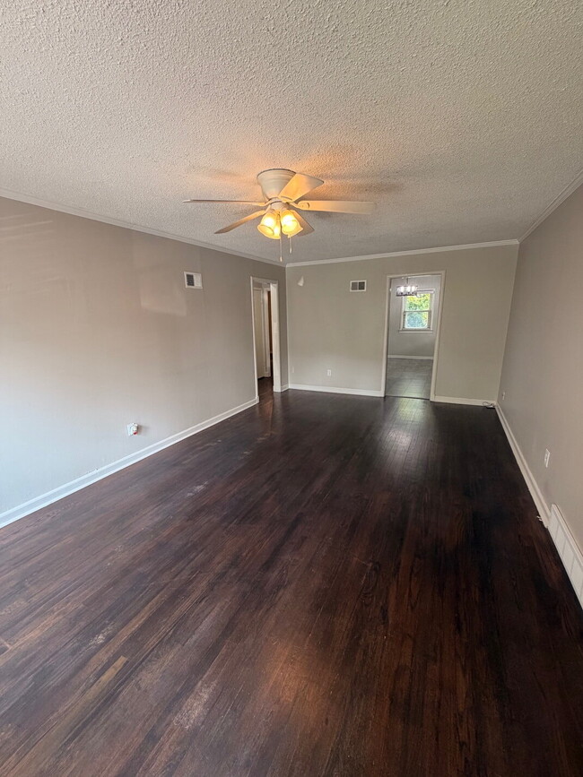 Building Photo - Charming 3-Bedroom  1-bath Kansas City Home with Beautiful Hardwood Floors!