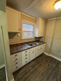 Building Photo - 1024 Leslie St