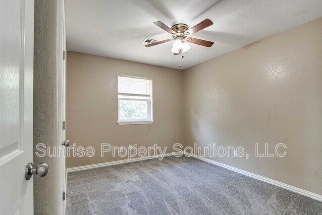 Building Photo - 1332 E Brooks St