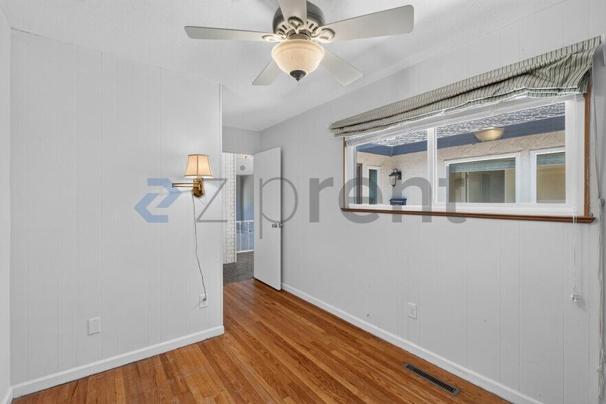 Building Photo - Unit