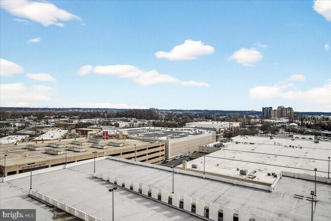 Building Photo - 5750 Bou Ave