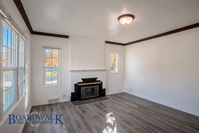 Building Photo - 105 300 E