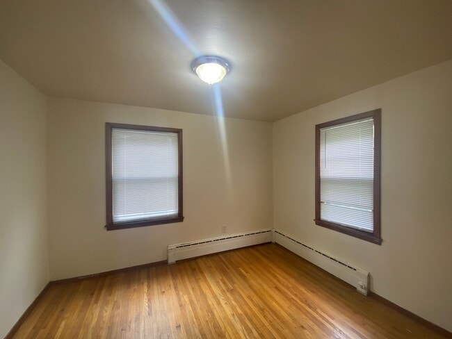 Building Photo - Spacious 3 bedroom, 1 bath duplex located in South Moorhead.