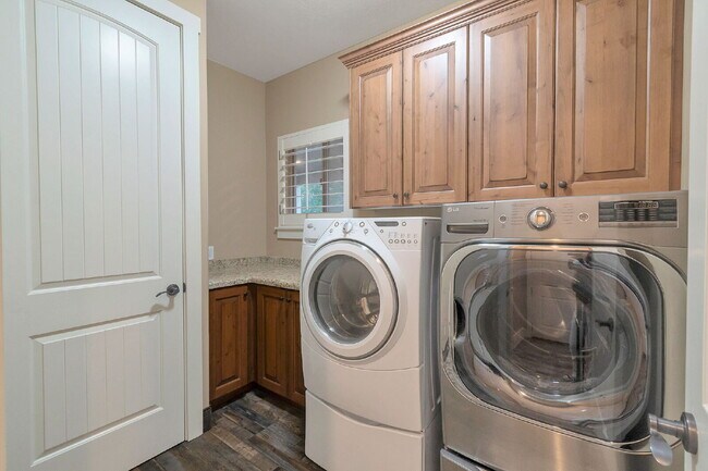 Building Photo - Suncrest — Stunning 4 Bed, 4 Bath Home - SPACIOUS LIVING