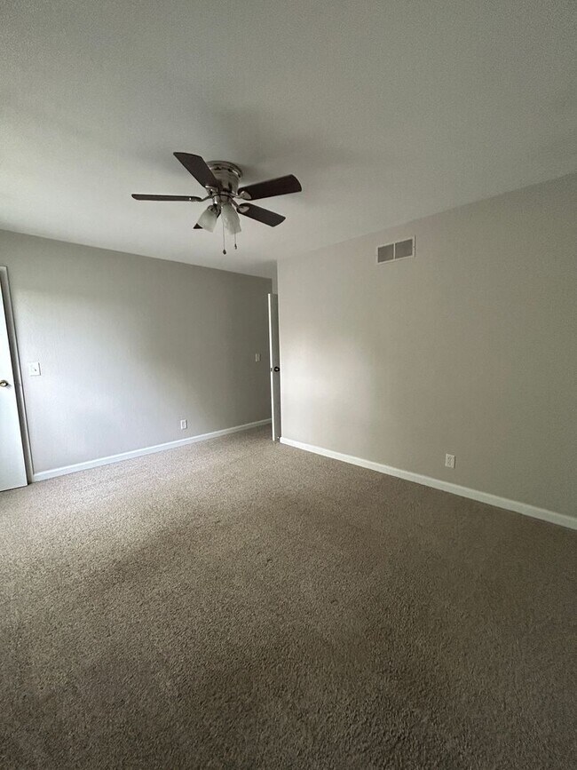 Building Photo - 537 Windrift Dr