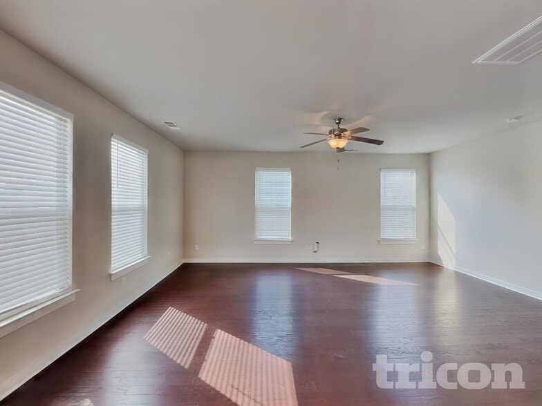 Building Photo - 4937 Kingdom Dr