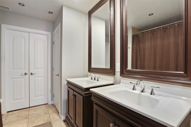 Building Photo - 15 Abbey Brook Pl