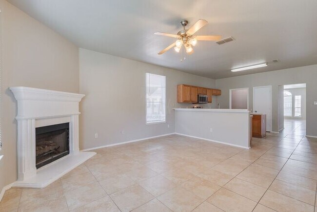 Building Photo - 4 Bedroom/2 Bathroom HOME FOR LEASE! Just ...