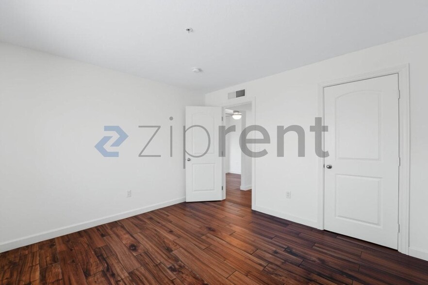 Building Photo - Unit B206